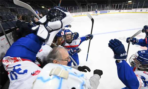 Slovenskí hokejisti sa prebojovali do semifinále MS do 18 rokov v USA.