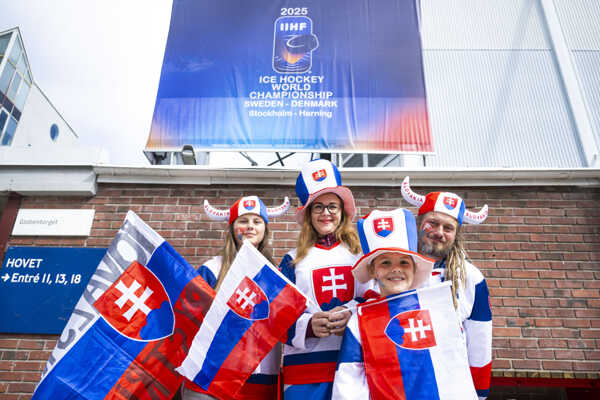 Fanúšikovia Slovenska pred zápasom základnej A- skupiny Slovensko - Slovinsko.