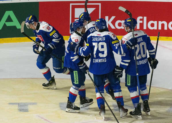 Hokejisti Slovenska po góle v príprave.