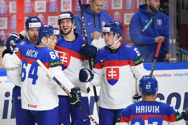 Slováci oslavujú gól proti SVN.