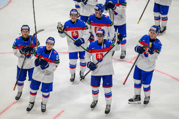Slovenskí hokejisti sa tešia z výhry proti Slovinsku na MS 2026.