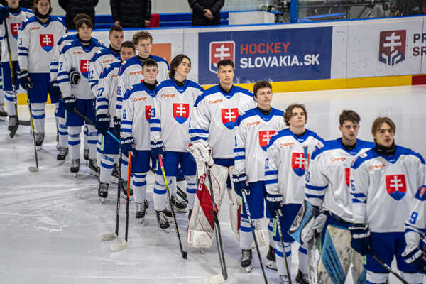 Nástup hráčov slovenskej osemnástky.