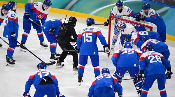 Slovenskí hokejoví reprezentanti pred zápasom o 3. miesto s Fínskom.