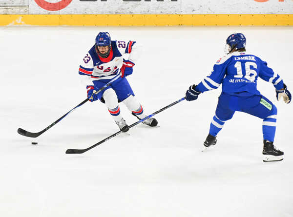 Slovenský obranca Roderik Černák bráni Američana Jaxona Wiliamsa.