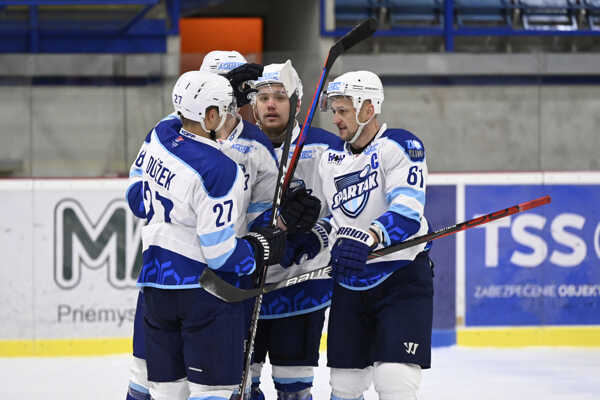 Dubničania po presnom zásahu.