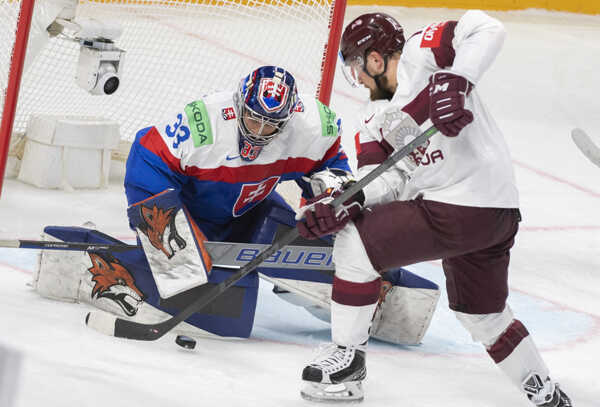 Vľavo brankár Stanislav Škorvánek (Slovensko) a vpravo Richards Bukarts (Lotyšsko).