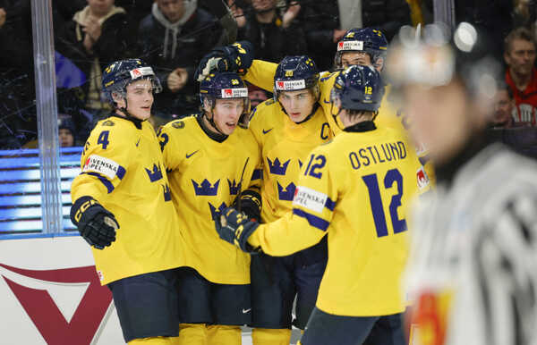 Švédi oslavujú gól na MSJ v žltých dresoch.