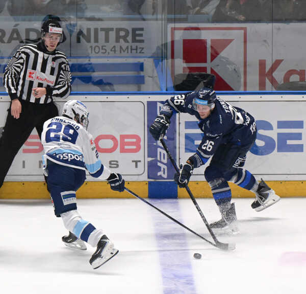 Tomáš Chrenko (Nitra) a Tomáš Török (Poprad) bojujú o puk.
