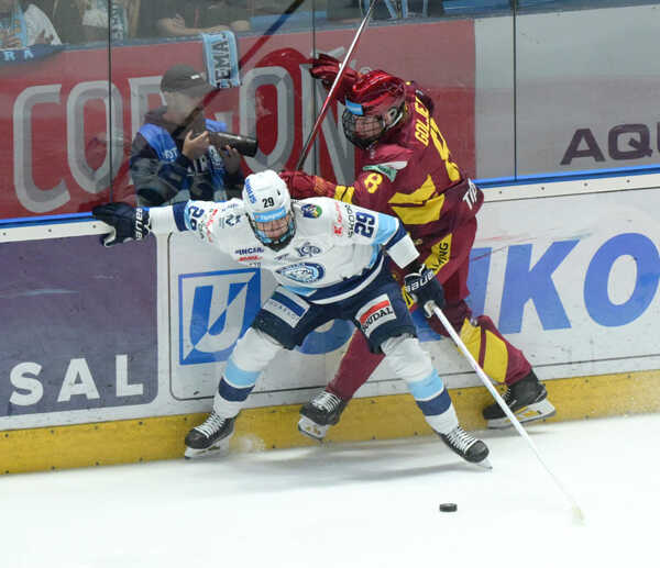 Tomáš Chrenko z Nitry v súboji s Adamom Goljerom z Dukly Trenčín.