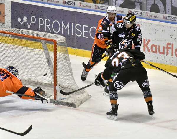 Útočník Košíc Tomáš Mikúš.