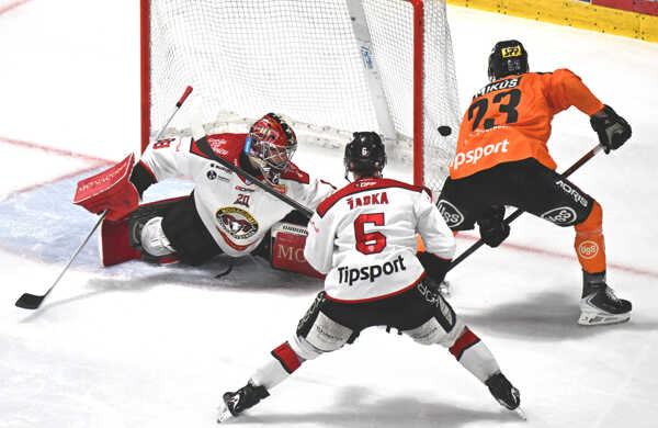 Vpravo Tomáš Mikúš (Košice) a vľavo brankár Eugen Rabčan (Banská Bystrica).