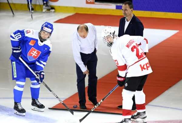 Vľavo útočník Tomáš Pobežal.