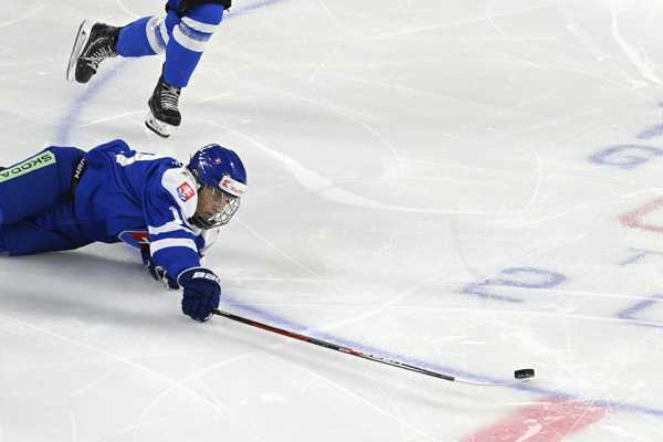 Tomáš Pobežal v ľahu zachytáva puk.