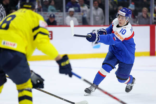 Slovenský hokejista Tomáš Pobežal strieľa na bránku Švédska.