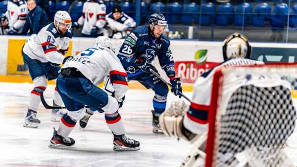 Útočník Tomáš Török (v strede).