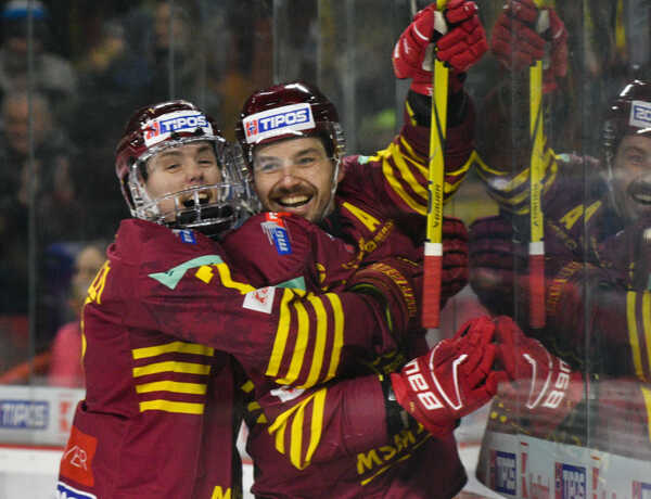 Tomáš Záborský (Trenčín) a Brett Stapley (Trenčín) sa tešia po góle. Tomáš Záborský (Trenčín) a Brett Stapley (Trenčín) sa tešia po góle.