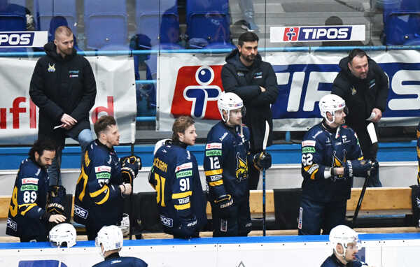 Tréner Vladimír Záborský (v strede) na lavičke Spišskej Novej Vsi.