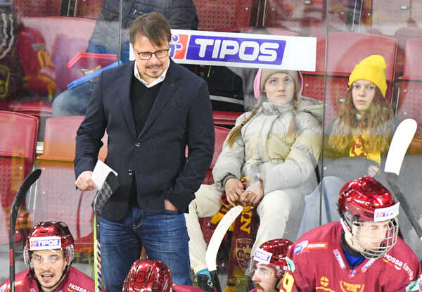 Tréner HK Dukla Trenčín Tommi Hämäläinen v 5. zápase kvalifikácie o postup do playoff hokejovej Tipsport extraligy.