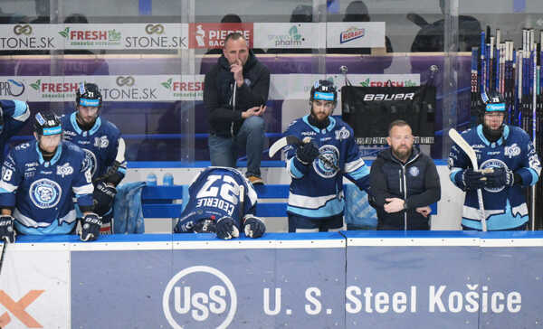 Tréner Andrej Kmeč na lavičke HK Nitra.