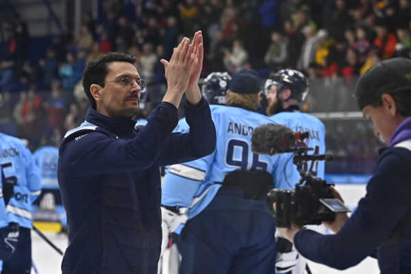 Tréner Slovana Brad Tapper tlieska fanúšikom.