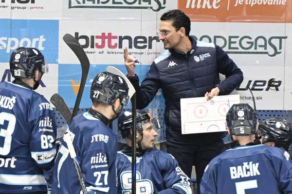 Tréner tímu HC Slovan Brad Tapper rozdáva pokyny svojim zverencom.