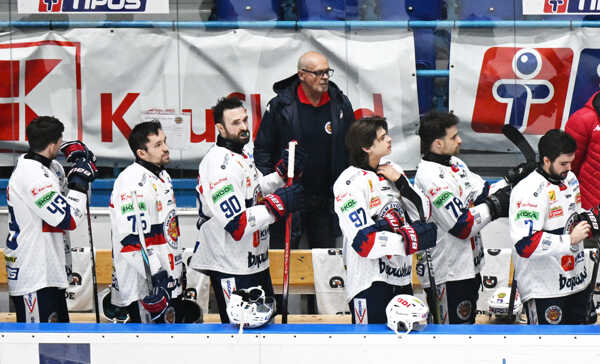 Tréner Peter Mikula na lavičke HKM Zvolen.