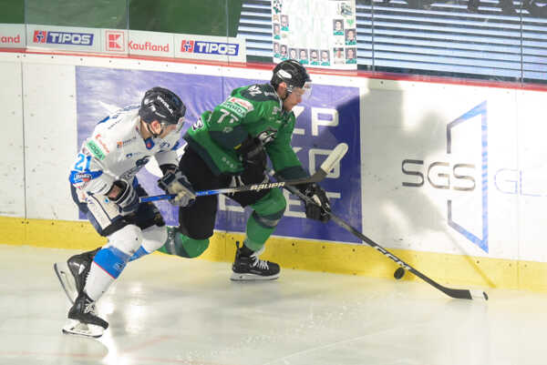 Zľava Tyler Coulter (Poprad) a Benjamin Johnson (Nové Zámky).