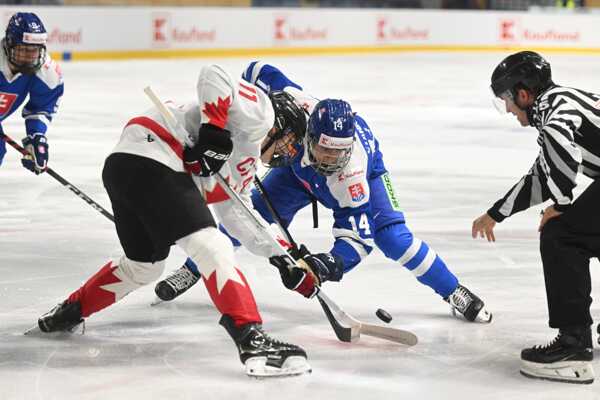 Vľavo hráč Kanady Tynan Lawrence a hráč Slovenska Matej Stankoven.