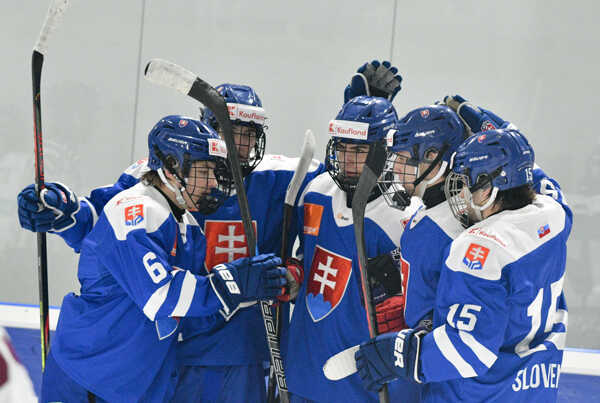 Radosť slovenských hokejistov po treťom góle počas prípravného hokejového zápasu Slovensko 18 - Lotyšsko 18 v Trenčíne v