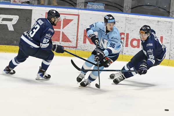 Útočník HK Nitra Ondrej Molnár v strede.