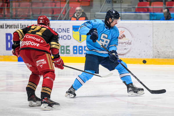 Útočník Ryan Dmowski v drese HC Slovan Bratislava.