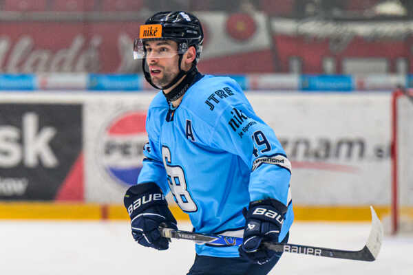 Útočník Samuel Takáč z tímu HC Slovan Bratislava.