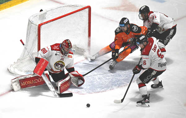 Útočník Šimon Petráš z HC Košice pred brankárom Eugenom Rabčanom z Banskej Bystrice.