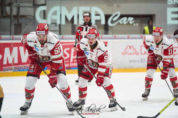 Obranca Vladimír Mihalik (vľavo).