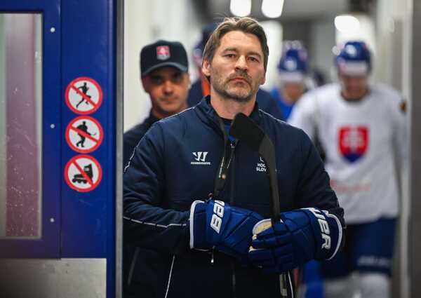 Dočasný hlavný tréner hokejovej reprezentácie SR Vladimír Országh počas prípravného tréningu.