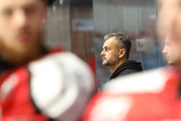 Uprostred tréner Banskej Bystrice Vlastimil Wojnar počas 27. ročníka Memoriálu Pavla Zábojníka.