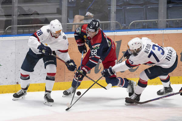 Samuel Petráš v drese Slovana, vľavo.