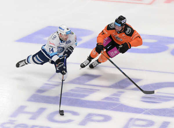 Zľava Zach Osburn (Nitra) a Patrik Rogoň (Košice) v súboji o puk.