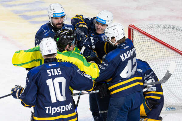Zach Senyshyn v drese Žiliny pri šarvátke pred bránou.