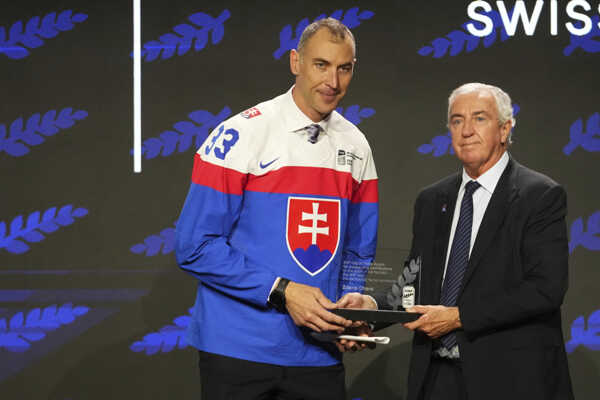 Bývalý slovenský hokejový obranca Zdeno Chára (vľavo) počas uvedenia do Siene slávy Medzinárodnej hokejovej federácie.