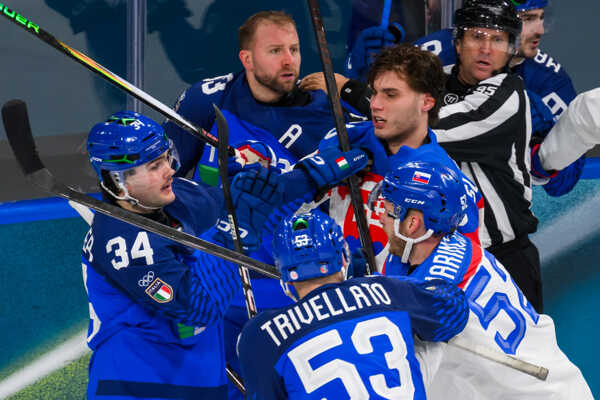 Zľava Tommy Purdeller z Talianska a sprava Juraj Slafkovský a Martin Marinčin.