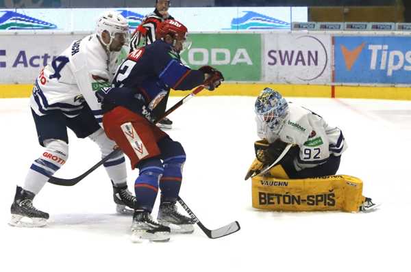 Druhé semifinále vyrovnalo sériu.